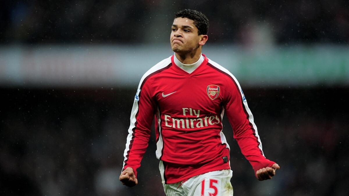 5- لاعب الوسط البرازيلي دينيلسون: انضم لآرسنال عام 2006 وسط توقعات بمستقبل زاهر، إلا أنه أمضى 5 مواسم رفقة الغانرز وتم انتقاده باستمراره لقصوره دفاعياً، عاد بعد ذلك لفريقه السابق ساو باولو لموسمين على سبيل الإعارة، ولم يصل يوماً لمستوى توقعات المدرب آرسين فينغر
