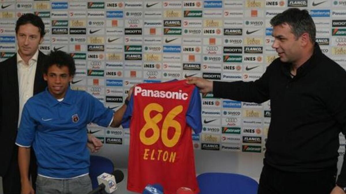 لاعب الوسط الهجومي البرازيلي إيلتون جوزيه كزافيير غوميش (154 سم - مواليد 1986): لعب مع كورينشيانس وساو كايتانو وستياوا بوخارست والنصر السعودي وفورتاليزا ونادي دبي الإماراتي والوصل الإماراتي وسبورت والفتح السعودي.