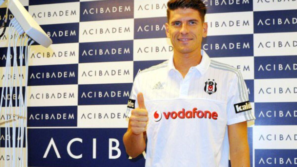 المهاجم الألماني ماريو غوميز: غادر فيورنتينا صوب بيشكتاش على سبيل الإعارة لمدة موسم مع خيار الشراء بصورة نهائية صيف العام القادم.