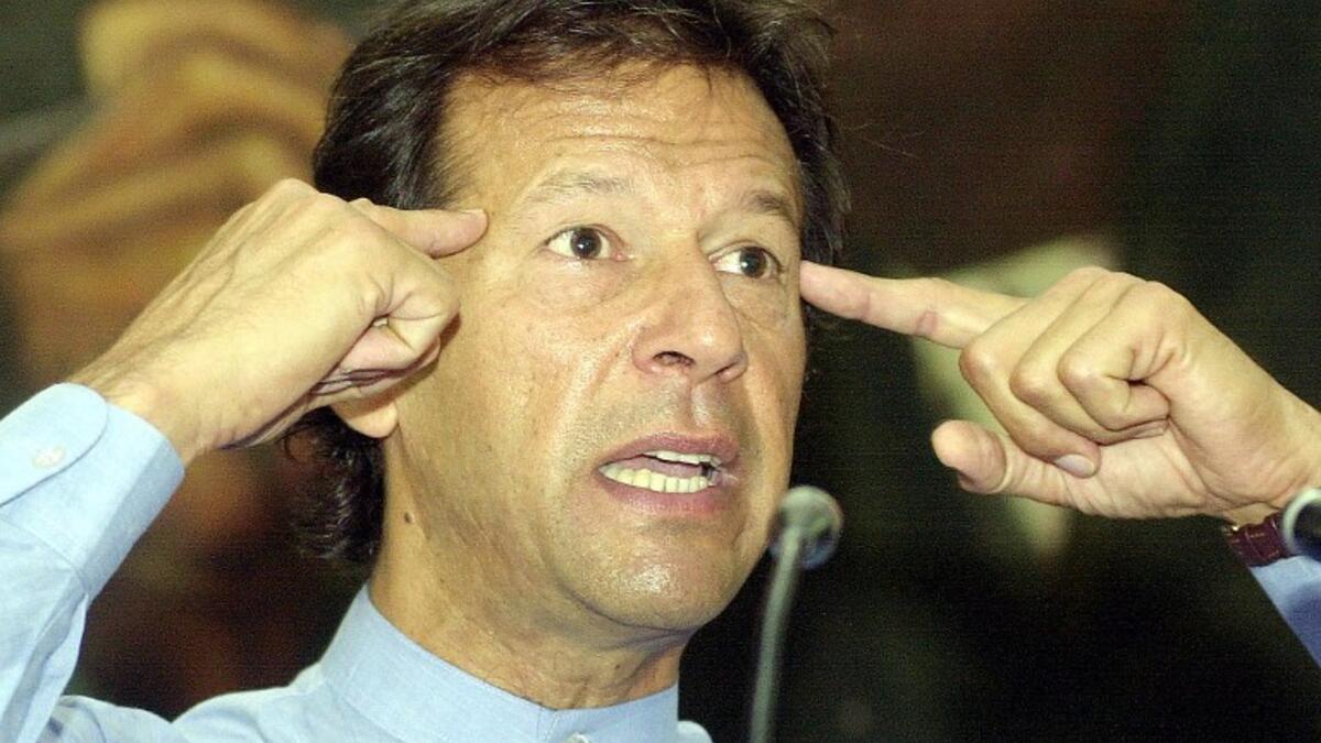 8- لاعب الكريكت الباكستاني عمران خان (مواليد 1952): يعتبر أحد أفضل لاعبي الكريكت عبر التاريخ، فاز بالعديد من الألقاب خلال مسيرته التي امتدت ما بين عامي 1971 و1992، أبرزها كأس العالم 1992،