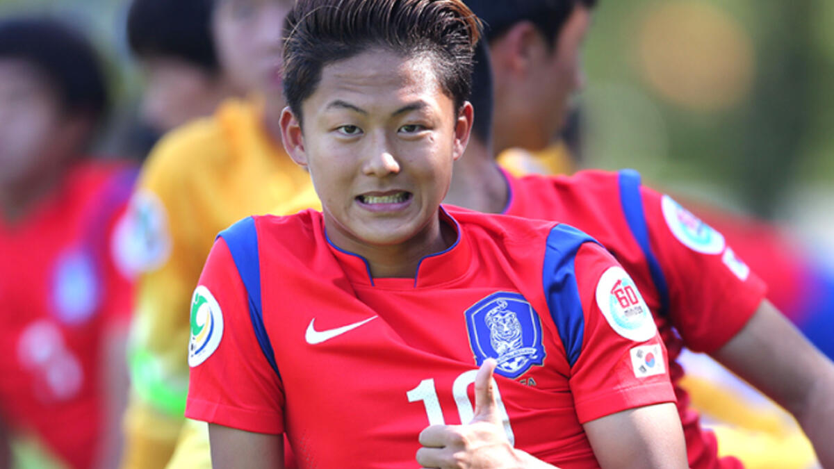 لاعب الوسط المهاجم الكوري الجنوبي لي سيونغ وو (برشلونة): يتمتع بمهارات رائعة دفعته للحصول على لقب "ميسي الكوري"، تقدم في أكاديمية لا ماسيا، يتوفع أن يشارك رفقة فريق البارسا الرديف كونه أتم عامه الـ 18، أظهر مهاراته من خلال مشاركته في كأس العالم تحت 17 عاماً رفقة منتخب بلاده.