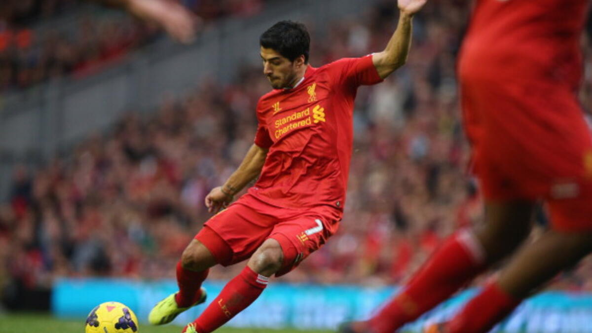 المهاجم الأوروغوياني لويس سواريز (ليفربول): لديه جانب سيء في شخصيته ربما ينفر منه المشجعون، لكنه يتمتع مع ذلك بمهارات جعلته ضمن أكثر اللاعبين إثارة، لعب لصالح الريدز منذ 2011 وحتى 2014، يمتلك من المهارة ما جعل خصومه يبدون كالهواة، أفضل لحظاته كانت أمام نوريتش حين سجل 4 أهداف.