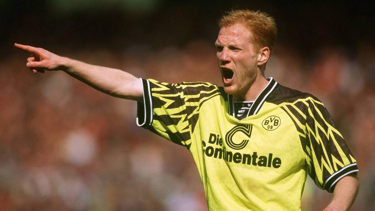 الألماني ماتياس زامر: حظي بمسيرة استثنائية رفقة دينامو دريزدن وشتوتغارت وإنتر وبوروسيا دورتموند، حوله المدرب أوتمار هيتزفيلد عام 1994 من لاعب وسط مدافع إلى ليبيرو (قشاش)، اشتهر بانطلاقته المفاجئة نحو منطقة جزاء الخصم.