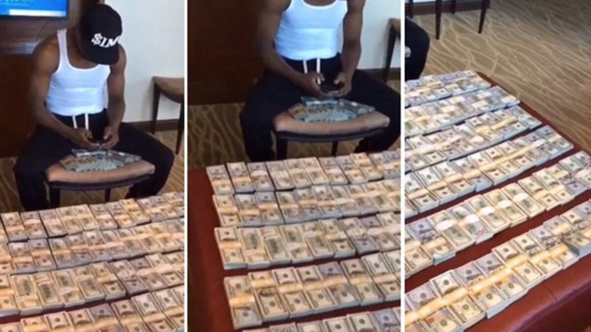 يسافر ومعه أكياس تحتوي حزماً من فئة 100 دولار أينما ذهب