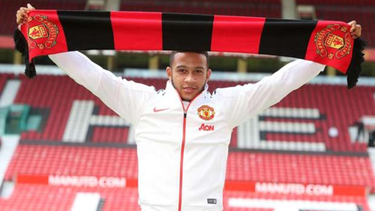 7- الجناح الهولندي ميمفيس ديباي: غادر بي إس في آيندهوفن متوجهاً نحو مانشستر يونايتد مقابل 25 مليون جنيه استرليني.