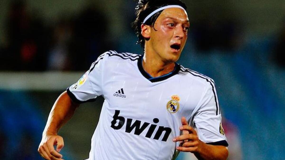 الألماني مسعود أوزيل (ريال مدريد): من أمهر صانعي الألعاب في العالم، لعب في صفوف شالكه وفيردر بريمن قبل أن يحط رحاله في ريال مدريد عام 2010 ويبزع نجمه بمعنى الكلمة في صفوفه.