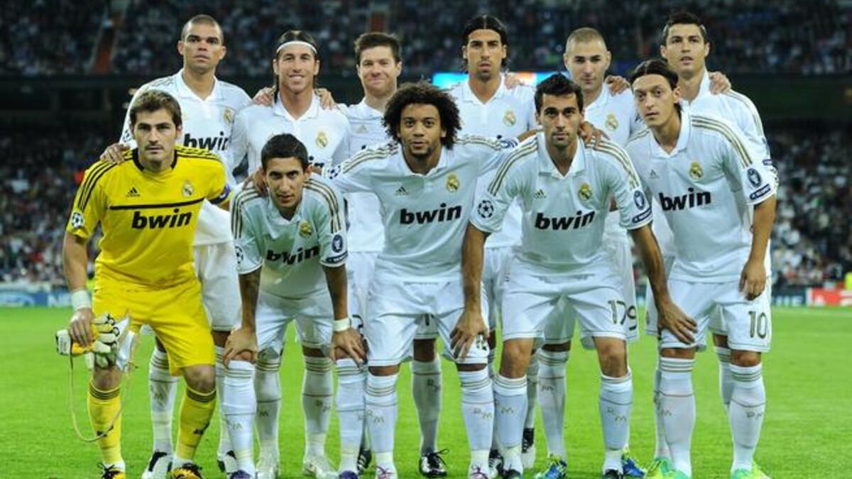 تمكن ريال مدريد من إزاحة غريمه برشلونة عن عرش الدوري الإسباني للمرة الأولى منذ موسم 2007-2008 ليظفر رجال المدرب جوزيه مورينيو باللقب بعد تحقيقهم لـ 100 نقطة وتسجيلهم لـ 121 هدفاً.