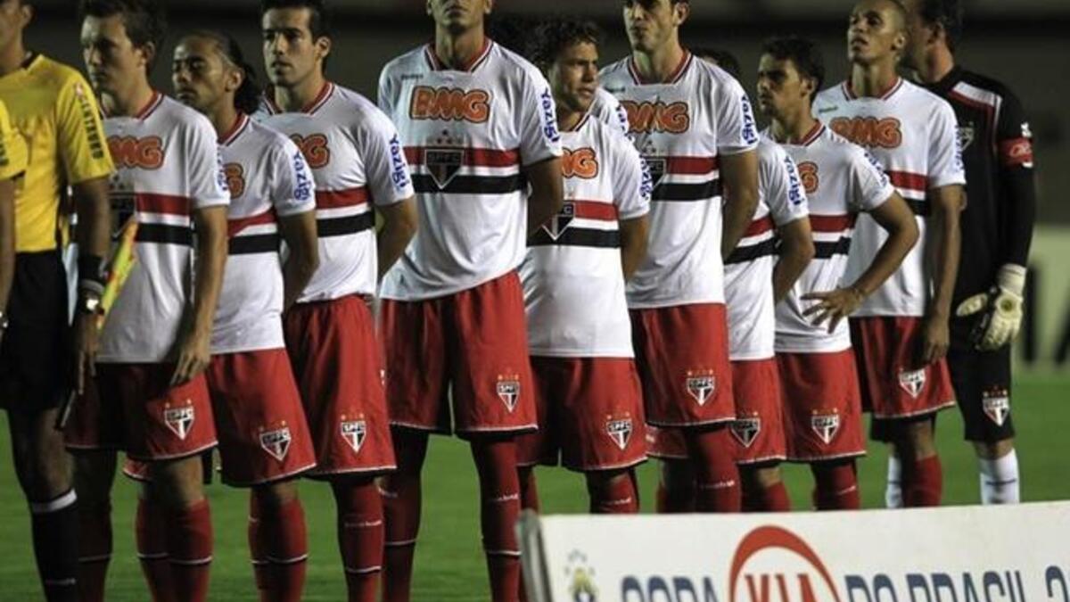 ساو باولو البرازيلي بـ 12 لقباً.