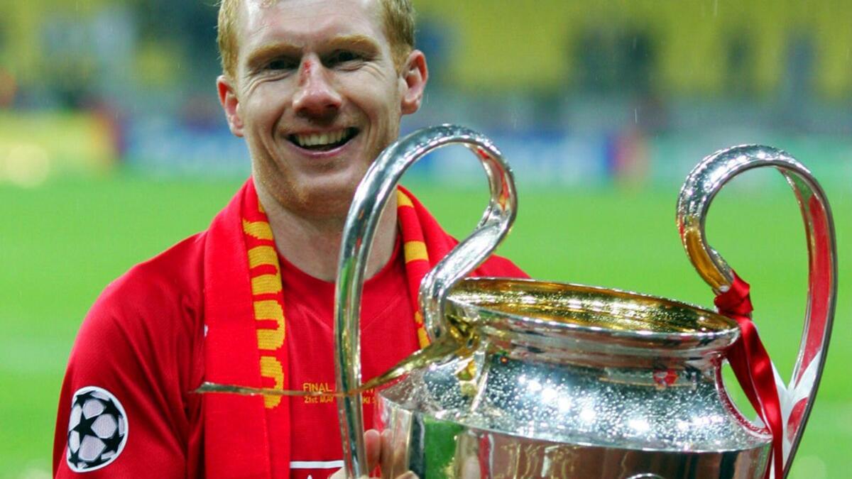 الإنجليزي بول سكولز: قد لا يعلم الكثيرون أن بداياته مع مانشستر يونايتد كانت في خط الهجوم، إلا أن انتقاله للعب في خط الوسط لم يحصل إلا عام 1997 عقب إصابة زميله حينها روي كين، ليصبح بعدها أحد أبرز لاعبي منتصف الملعب عبر التاريخ.