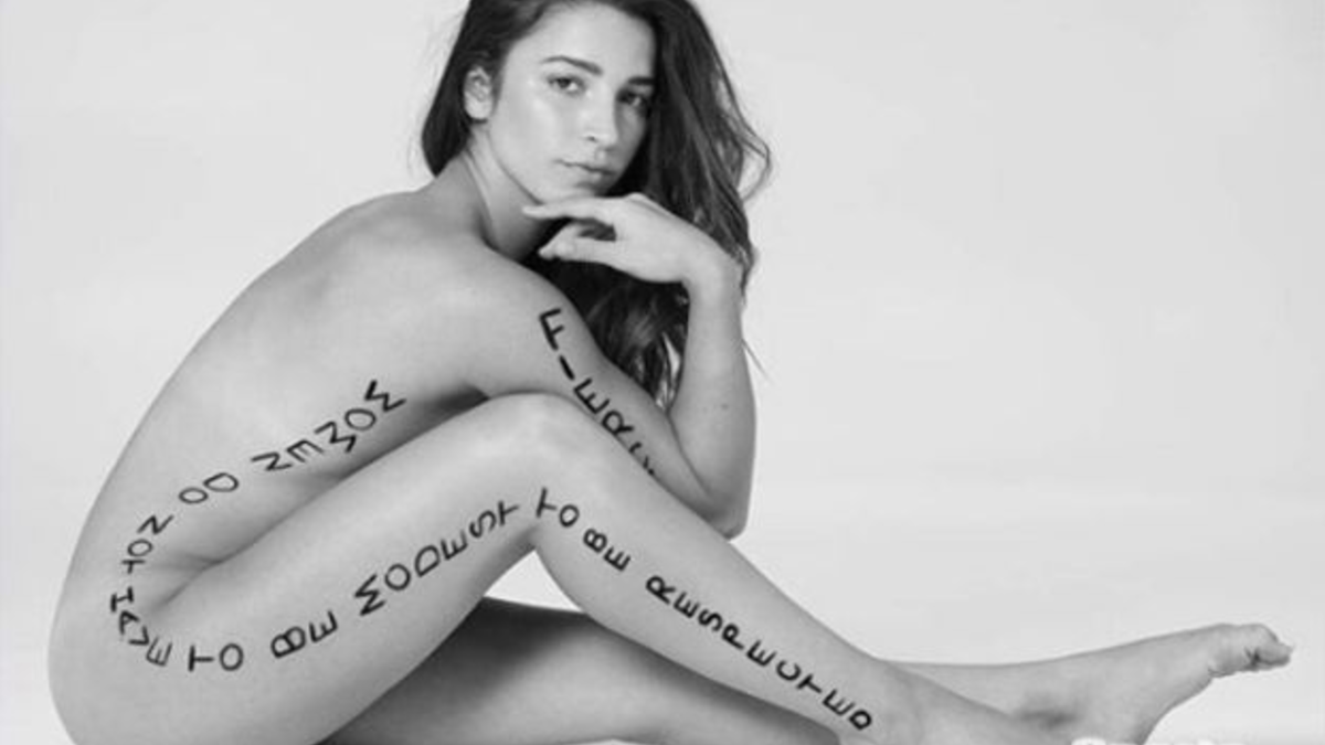 لاعبة الجمباز الأمريكية السابقة "أليكسندرا رايزمان" ظهرت بجسدها العاري لتناهض التحرش، وكُتب عليه "ليس على المرأة أن تكون محتشمة كي تحظى بالاحترام".