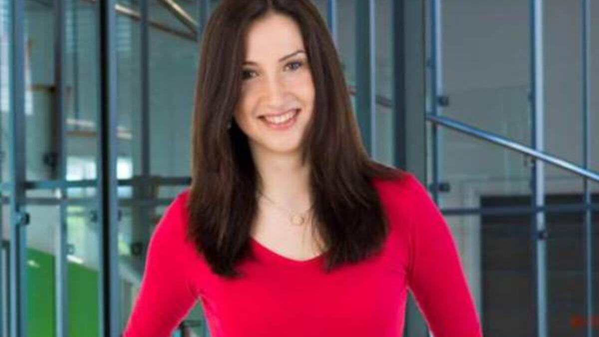 عايدة هادزيلك لاجئة بوسنية مسلمة اصبحت وزيرة تعليم السويد تحت سن الـ 27 عاما.حيث لجأت وهي طفلة مع عائلتها المسلمة إلى السويد بسبب أهوال حرب البوسنة وعينت نائبة لرئيس بلدية المدينة التي ترعرعت فيها،وتم اختيارها لتشغل منصب وزيرة في حكومة السويد الجديدة