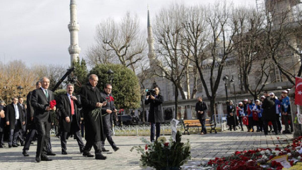 "15 قتيلاً في إسطنبول" شهدت منطقة السلطان أحمد السياحية في إسطنبول 12 يناير/كانون الثاني 2016 تفجيراً نفذه انتحاري من أصل سوري أوقع 15 قتيلاً وعشرات الجرحى، غالبيتهم من السائحين الألمان نظراً لتواجد فوج ألماني بالقرب من التفجير.
