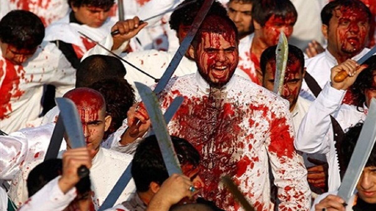 الشعائر التي يقومون بها الشيعة الاثني عشرية،في جميع أنحاء العالم وخاصة في كربلاء، هي زيارة ضريح الحسين وإضاءة الشموع وقراءة قصة الإمام الحسين والبكاء عند سماعها واللطم تعبيراً عن حزنهم على الواقعة. والاستماع إلى قصائد عن المأساة في كيفية استشهاد الحسين وأهل بيته