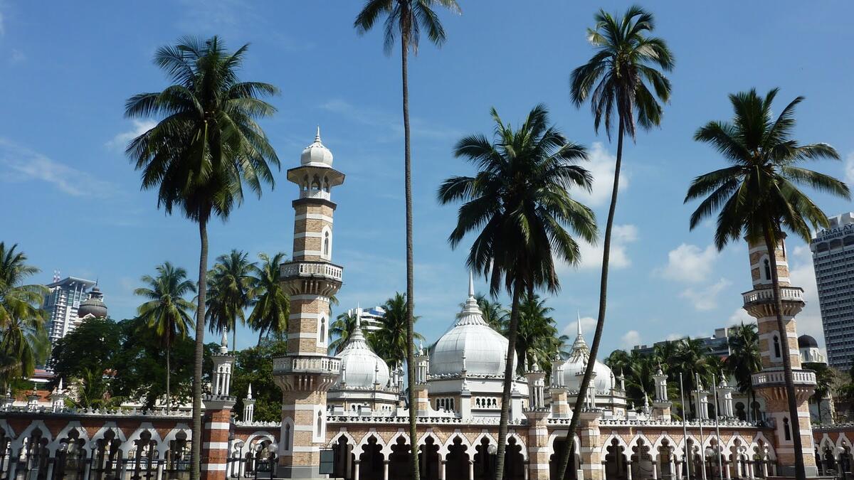 المسجد الجامع بماليزيا ويعد من اقدم مساجد ماليزيا بني المسجد في عام 1909 ويعد المسجد بمثابة المسجد الرئيسي في كوالالمبور المسجد هو عبارة عن خليط من الهندسة المعمارية المغربية والهندية ويقام فيه صلاة القيام والافطار