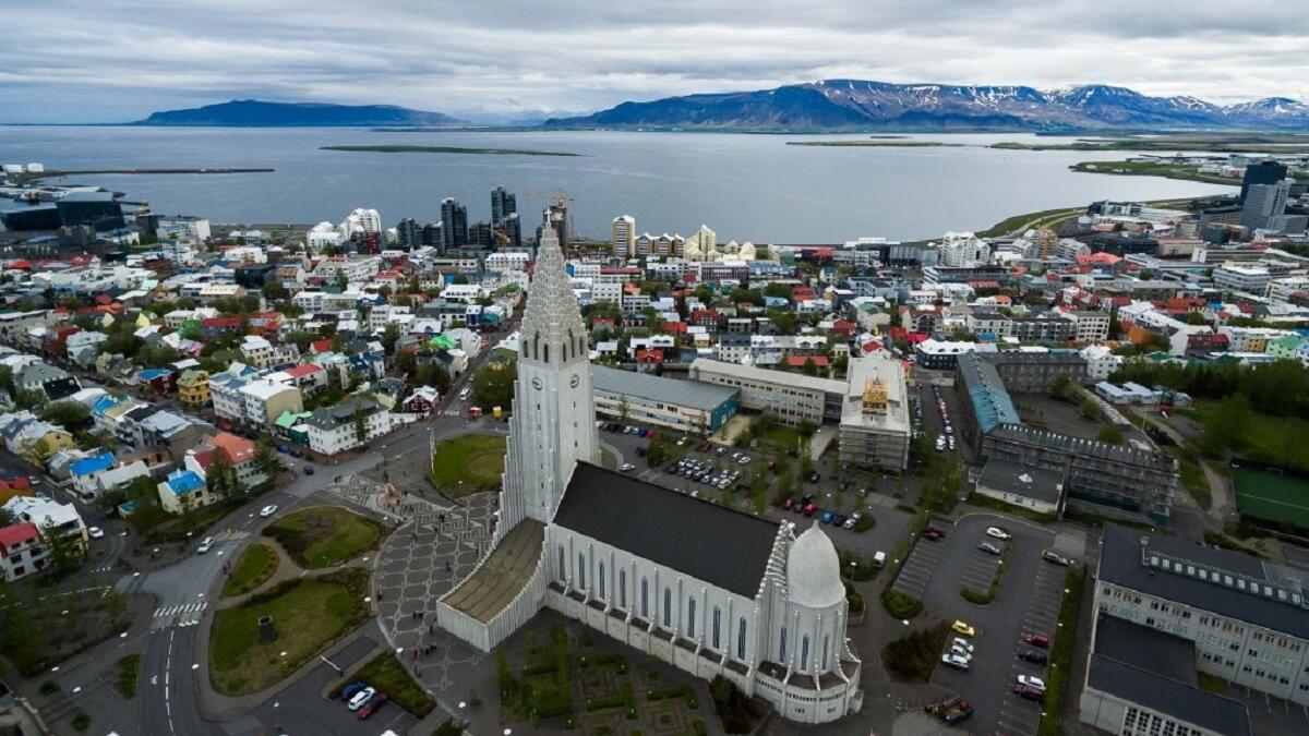 إيسلندا: انخفضت البلاد بثماني نقاط مقارنة بمؤشر العام الماضي، حيث أن نسبة القوى العاملة العاطلة عن العمل لمدة سنة أو أكثر بلغت في ما يقرب من 0.7٪، أي أقل من متوسط منظمة التعاون والتنمية 2.6٪.