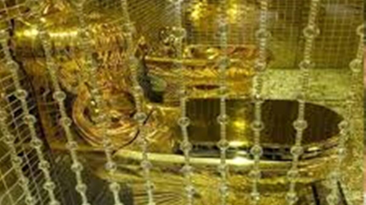 يبدو ان الترف وصل الى غرف الحمامات ليقوم أحد الشخصيات السياسية في السعودية باهداء ابنته مرحاض من اللذهب الخالص بكلفة 30 مليون ريال سعودي هدية زواجها.