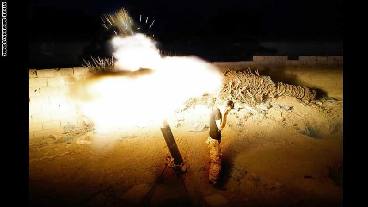 جندي من الجيش العراقي يطلق صاروخاً على إحدى مواقع تنظيم "داعش" في مدينة الرمادي العراقية، قبل أيام من إحكام التنظيم سيطرته على المدينة.