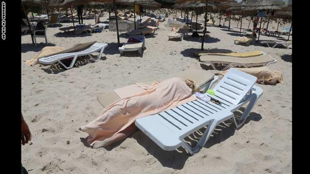 جثث سياح ملقاة على شاطئ مدينة سوسة بتونس بعد هجوم لمسلح بدأ بإطلاق النار عليهم، الهجوم الإرهابي أدى إلى مقتل 38 شخصاً على الأقل.