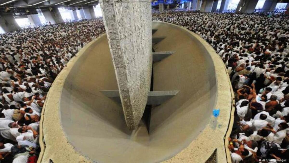 لكن الفاجعة الكبرى ضمن سلسلة حوادث التدافع وقعت في العام 2004، عندما لقي 244 حاجاً مصرعهم في اليوم الأول من رمي الجمرات، خلال تدافع حصل في وادي منى قرب مكة المكرمة أثناء مشعر رمي الجمرات.