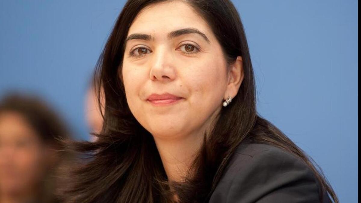 رشحت الحكومه الألمانيه لوزارة الشؤون الاجتماعية في ألمانيا "ايغول اوتسكان" وهي مسلمه من أصل تركي. وفور تسلمها منصبها طالبت بنزع الصلبان من صفوف المدارس الرسميه مؤكده أن الدستور الألماني يفرض علي المؤسسات الرسميه أن تكون محايده إزاء الأديان.