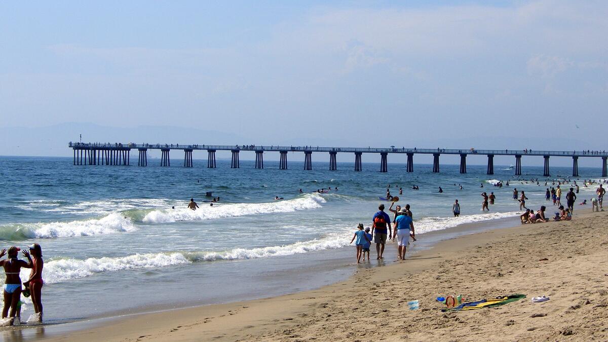أفتى "علي جمعهة" بجواز إفطار المسافر في المصايف والرحلات، وأن يتوب إلى الله بعدها، وان كان الصيام للمسافر أفضل لأن شهر رمضان الكريم لا يعوض”.