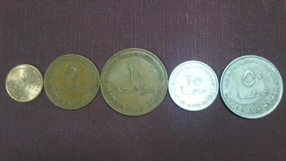 أحد المواطنين في دولة الامارات يطلب مهر ابنته درهم واحد فقط، التزاماً بتعاليم الدين الحنيف الذي نهى عن المغالاة في المهور، وتجنب المبالغة في تكاليف حفلات الزفاف، ما انعكس إيجاباً على العريس الذي تعهد بتوفير الحياة الكريمة والاحترام للفتاة طوال حياتهما معاً.