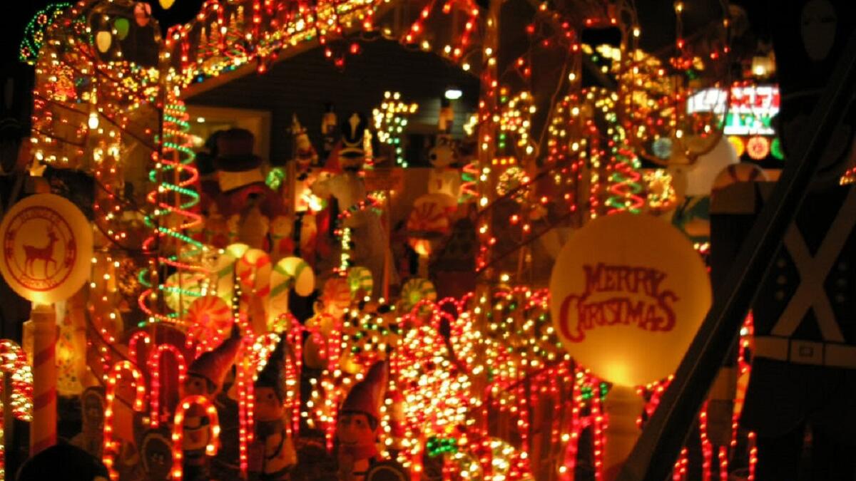 بروناي:
حظرت الاحتفالات وكل مظاهرها من التهاني، وارتداء قبعات سانتا كلوز، فمن ينظم الاحتفالات برأس السنة سواء أكان مسلمًا أم مسيحيًا يواجه عقوبة تصل إلى السجن مدة خمس سنوات.