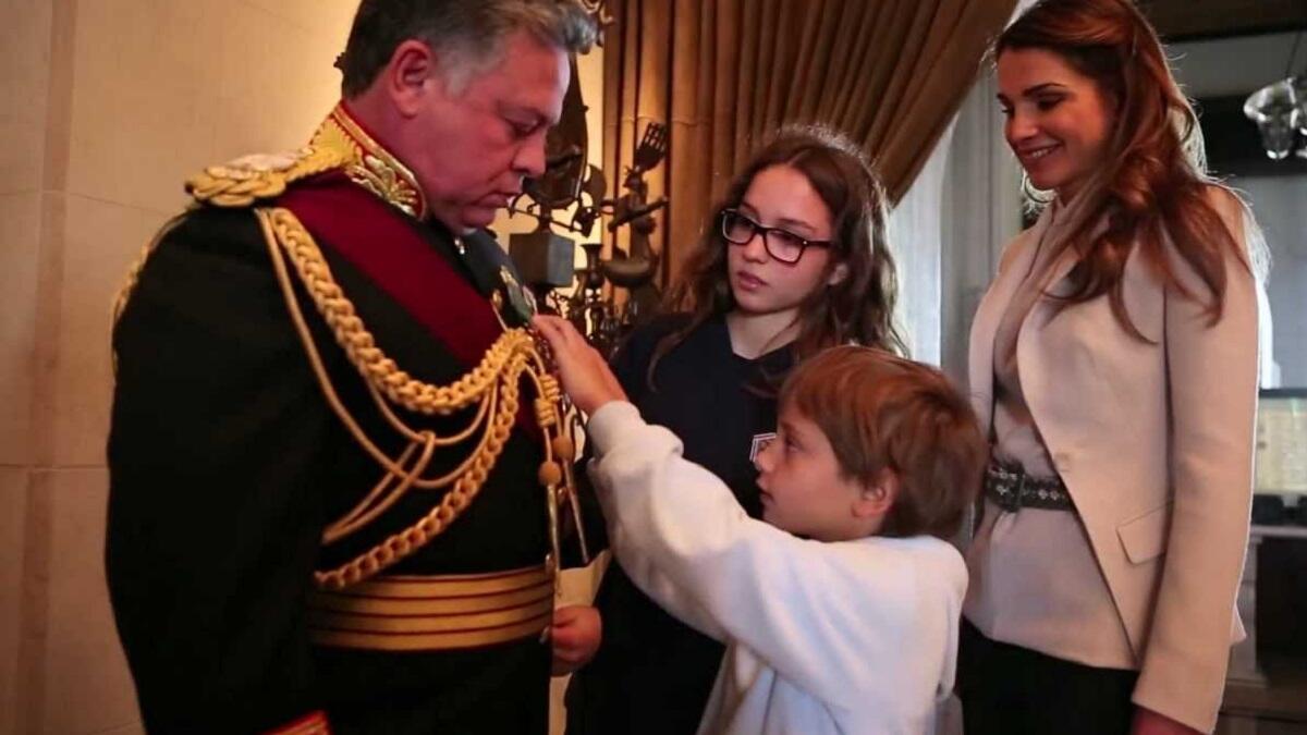 وقالت الملكة رانيا لمجلة "بيوبل" عام 2005: "من خلال واقع حياتنا الملكية نحرص على الذهاب للمطاعم أو مشاهدة فيلم في مكان ما أو نذهب في جولة في السيارة".