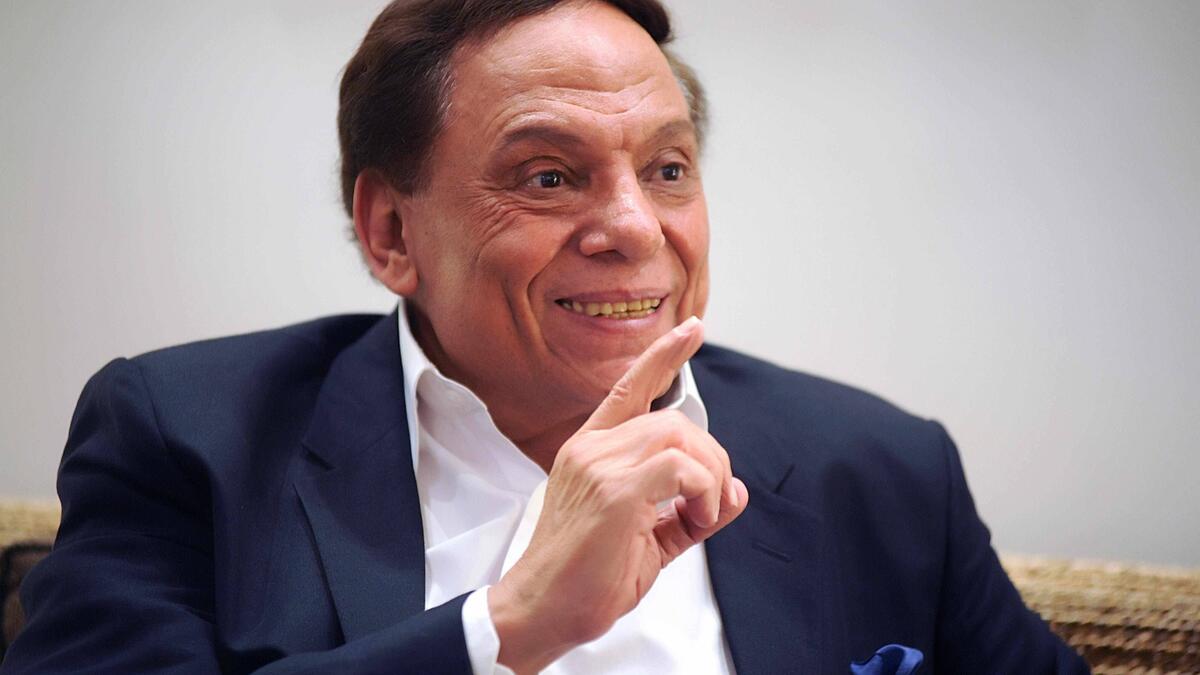 الفنان عادل إمام وبعد عرضة لمسرحية "الزعيم" اعتقد الرئيس الليبي الراحل، معمر القذافي، أنه المقصود من المسرحية، وأن الفنان عادل إمام كان يقصده بشكل شخصي، مما دفعه إلى محاولة اغتياله بليبيا، لكن فشلت محاولة الاغتيال، بسبب تحذيرات المقرّبين للزعيم