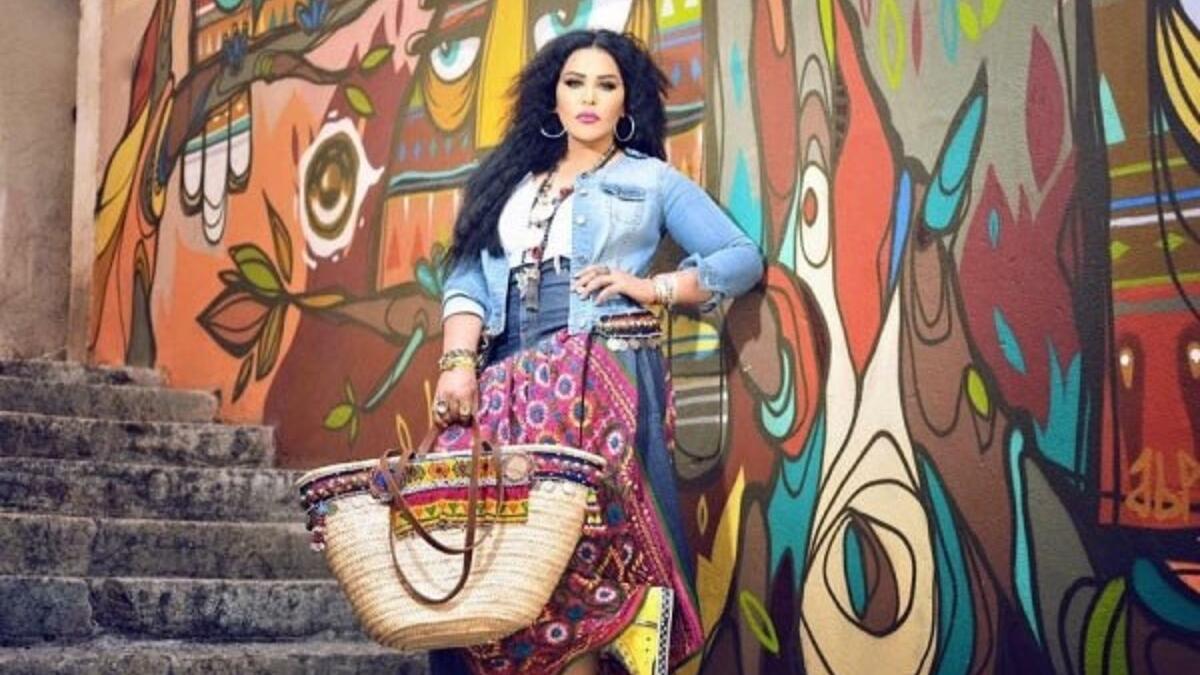 خضعت الفنانة الإماراتية أحلام، لجلسة تصوير خلال وجودها في فرنسا. الفنانة الإماراتية شاركت جمهورها بصور من الجلسة، على حسابها على انستجرام، والتي أبهرتهم فيها بإطلالة شبابية شبه غجرية.