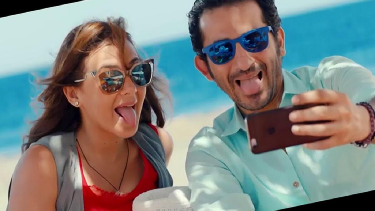 فيلم"لفّ ودوران" الذي تشاركه دنيا سمير غانم البطولة فيه، ظل محافظاً على تحقيقه إيرادات كبيرة بشكل شبه يومي خلال ايام عيد الأضحى، الفيلم لم يبتعد كثيراً عن خط كثير من أفلام الممثل الأميركي الكوميدي "آدم سالندر".