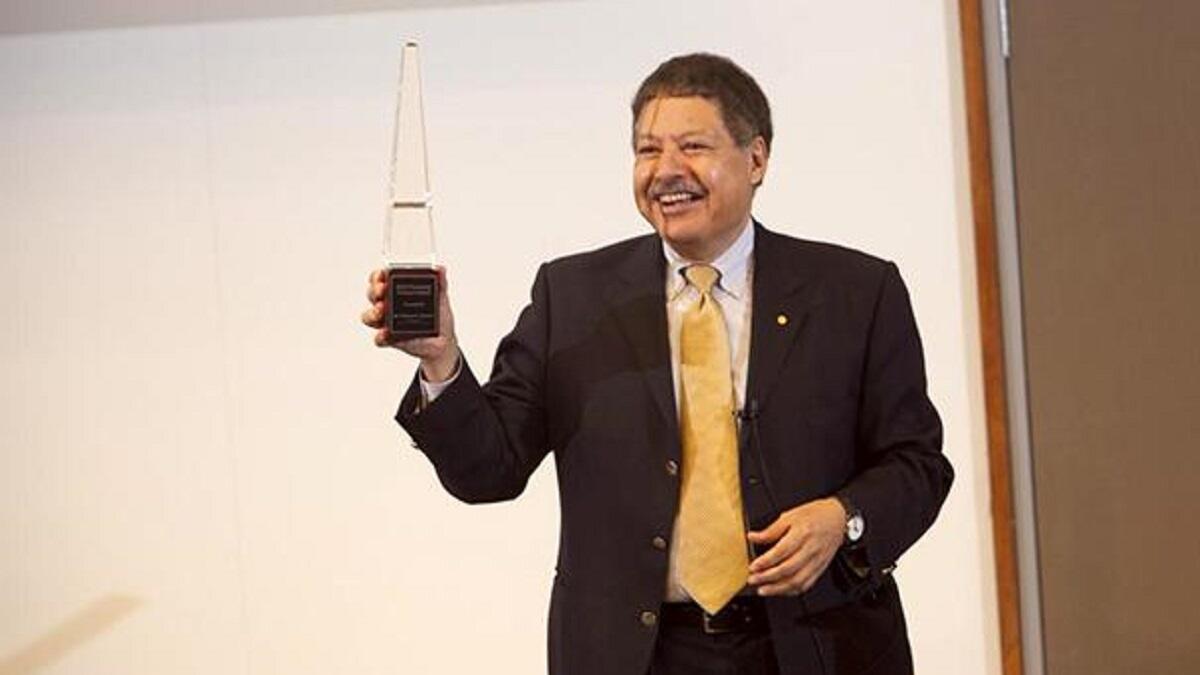 حصل الدكتور أحمد زويل على جائزة نوبل وبسبب ابحاثه في علم الفيمتو التي حاز على 31 جائزة دولية منها جائزة ماكس بلانك وهي الأولى في ألمانيا وقلادة بريستلي، أرفع وسام أمريكي في الكيمياء سنة 2011.