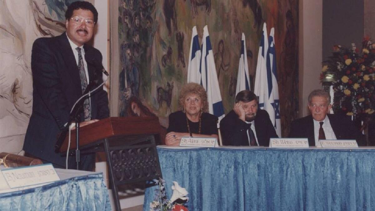 اعتبرت الإعلامية المصرية آيات عرابي أنه “لا تجوز الرحمة على العالم المصري أحمد زويل، وأن لا يصلى عليه ولا يدفن أصلا في مقابر المسلمين”، قائلةً:” نفق أحمد زويل”. وأضافت ان زويل ساعد الكيان الصهيوني في تطوير منظومة صواريخ كان يعلم حتماً انها ستستخدم ضد المسلمين.