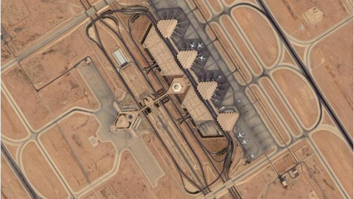 مطار الرياض يقع خارج قائمة أفضل 100 مطار على مستوى العالم ويحتل المركز السادس كأفضل مطار في الشرق الأوسط.
ويبلغ عدد المسافرين عبره قرابة 18 مليون مسافر سنويًا.