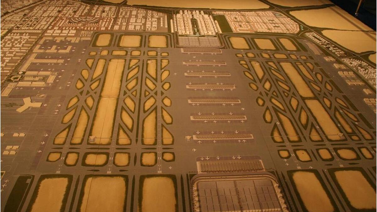 مطار دبي المكتوم يقع خارج قائمة أفضل 100 مطار على مستوى العالم ويحتل المركز الثامن كأفضل مطار في الشرق الأوسط.