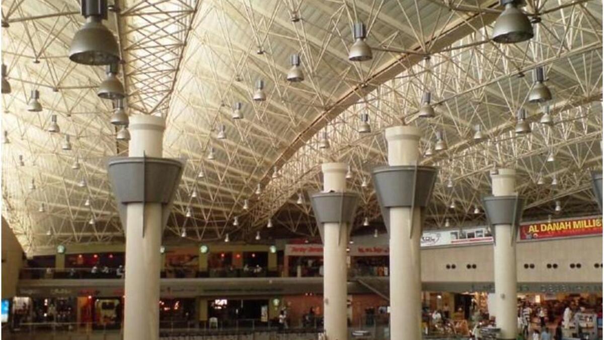 مطار الكويت يقع خارج قائمة أفضل 100 مطار على مستوى العالم ويحتل المركز التاسع كأفضل مطار في الشرق الأوسط.
و يبلغ عدد المسافرين عبره قرابة 9 مليون مسافر سنويًا.