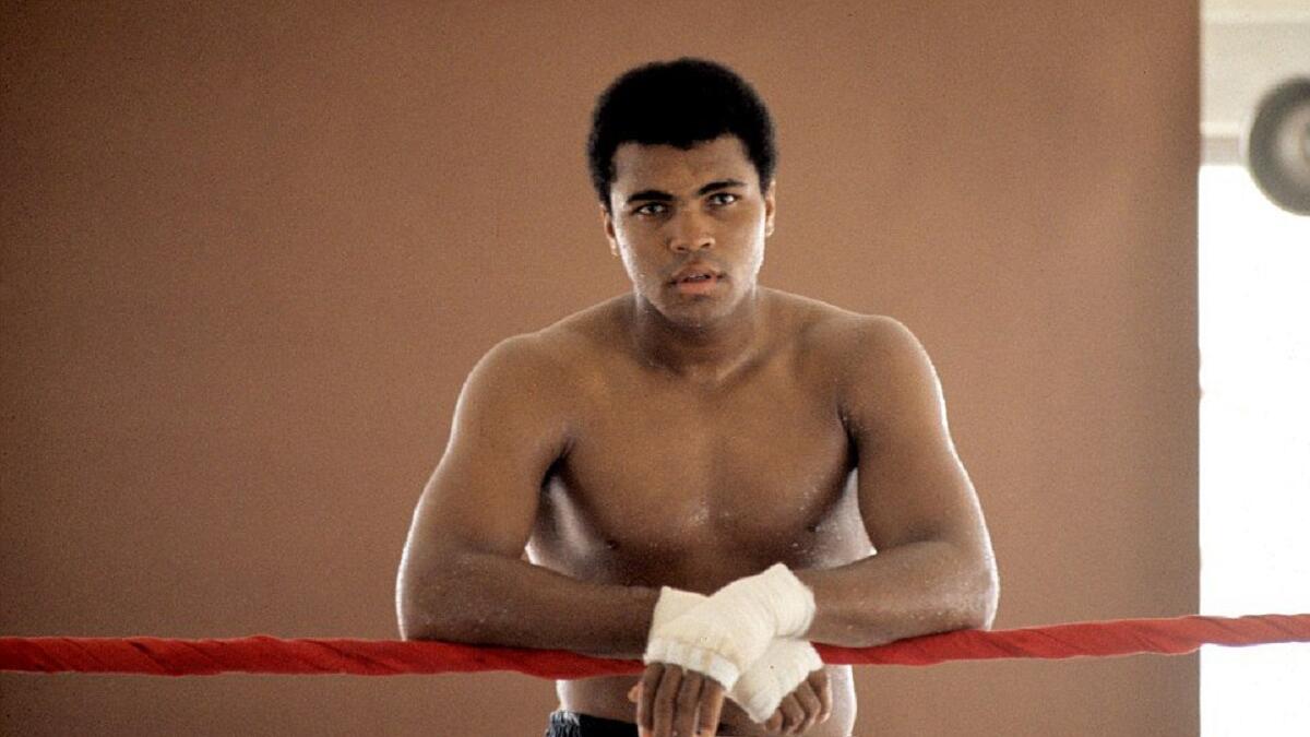 توفي محمد علي كلاي، الذي عانى من مرض باركنسون، أو الشلل الرعاش، لفترة طويلة، عن عمر ناهز 74 عاما.