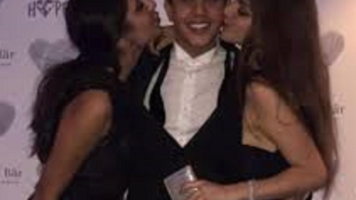 انتشرت صورة لـ عبدالله نجل الفنان عمرو دياب وهو يتوسط فتاتين تقبلانه وأثارت الصورة جدلاً واسعاً وصل لحد اتهام دياب بعدم تربيته ابنه بالشكل الصحيح وان ابنه المراهق يستغل شهرة والده ليتضح بعد ذلك ان الفتاتان هم شقيقتا عبدالله.