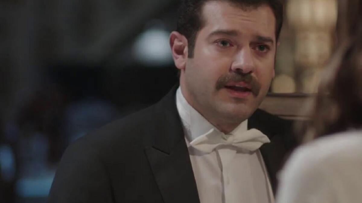 عمرو يوسف ممثل مصري من مواليد عام  1981، بدأ حياته في الإعلانات وكموديل في الأغاني المصورة، حتى قدمه نور الشريف للجمهور في مسلسل " الدالى "، ليصبح محطة انطلاقه الفنية لعالم النجومية. ويظهر الان في مسلسل "جراند أوتيل" لدراما رمضان 2016.