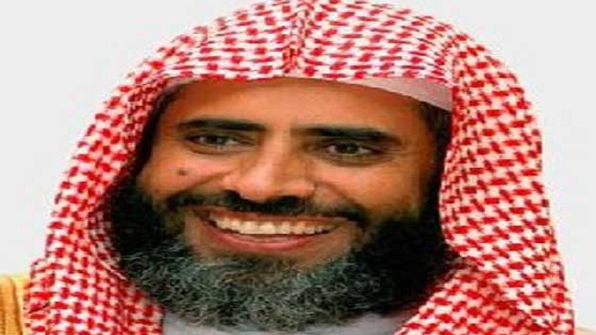 رأى الداعية السعودي عوض القرني أن آثار تفجيرات فرنسا ستكون كارثية على المسلمين حيث غرد على تويتر قائلاً:"مهما كانت دوافع المنفذين للعمليات الإرهابية في عواصم الغرب ومهما كان سببها فإن آثارها الكارثية على المسلمين في الشرق والغرب لاتخطيئها عين عاقل"