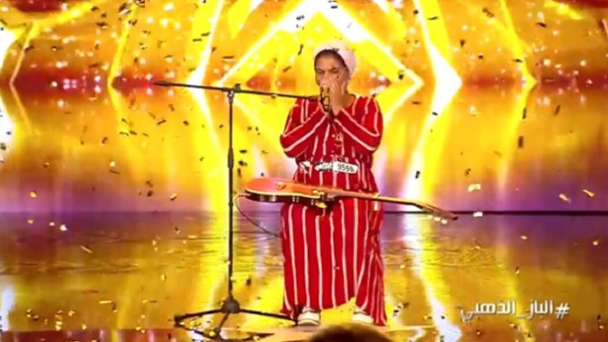 ضغطت نجوى كرم على الزر الذهبي الأول لينقل إيمان للعروض المباشرة، وأشادت بغنائها والسلاسة في الانتقال بين المقامات رغم حملها، فضلًا عن المشاعر الصادقة التي قدمتها في الغناء.