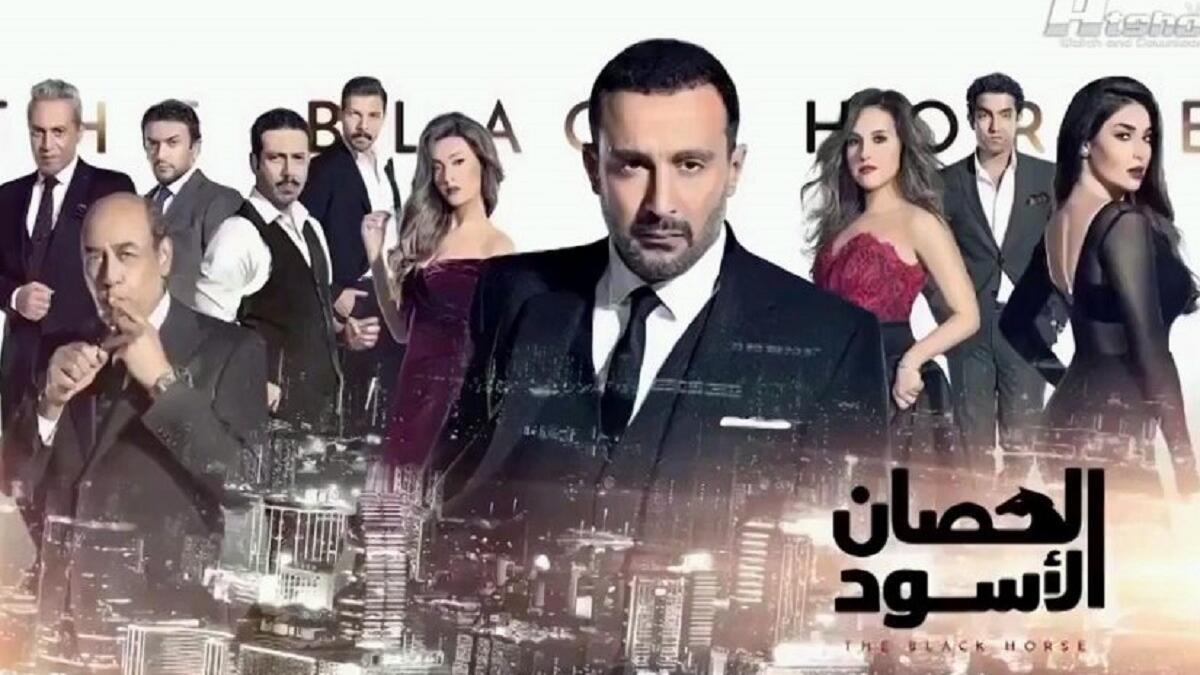 اعتمد صناع مسلسل "الحصان الأسود"، الذى يقوم ببطولته الفنان أحمد السقا، على المزج بين عملين شهيرين: The Butterfly Effect من إنتاج عام ٢٠٠٤، والثاني BROKEN CITY، من إنتاج عام ٢٠١٣.