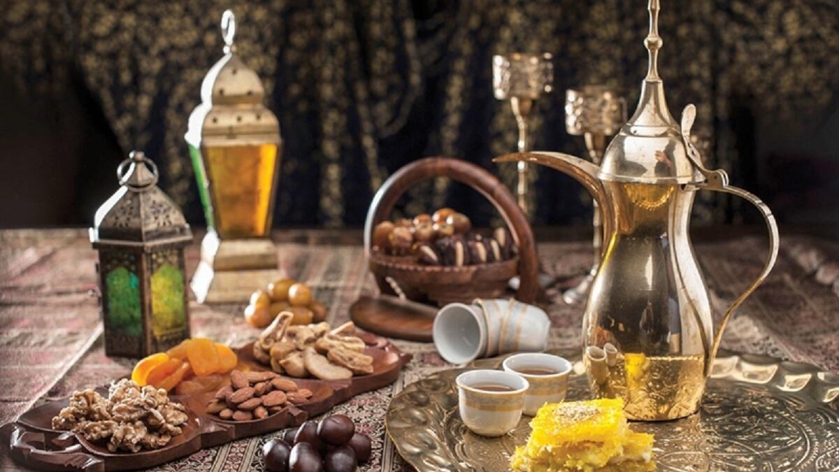 "البحرين" يجرّم القانون البحريني الإفطار العلني ويعتبره جنحة عقوبتها قد تزيد عن ثلاثة أشهر، ويخول مأموري الضبط القضائي بتوقيف مَن يجاهر بالإفطار في نهار رمضان ولا يفرق بين المقيم والزائر والمسلم وغيره.