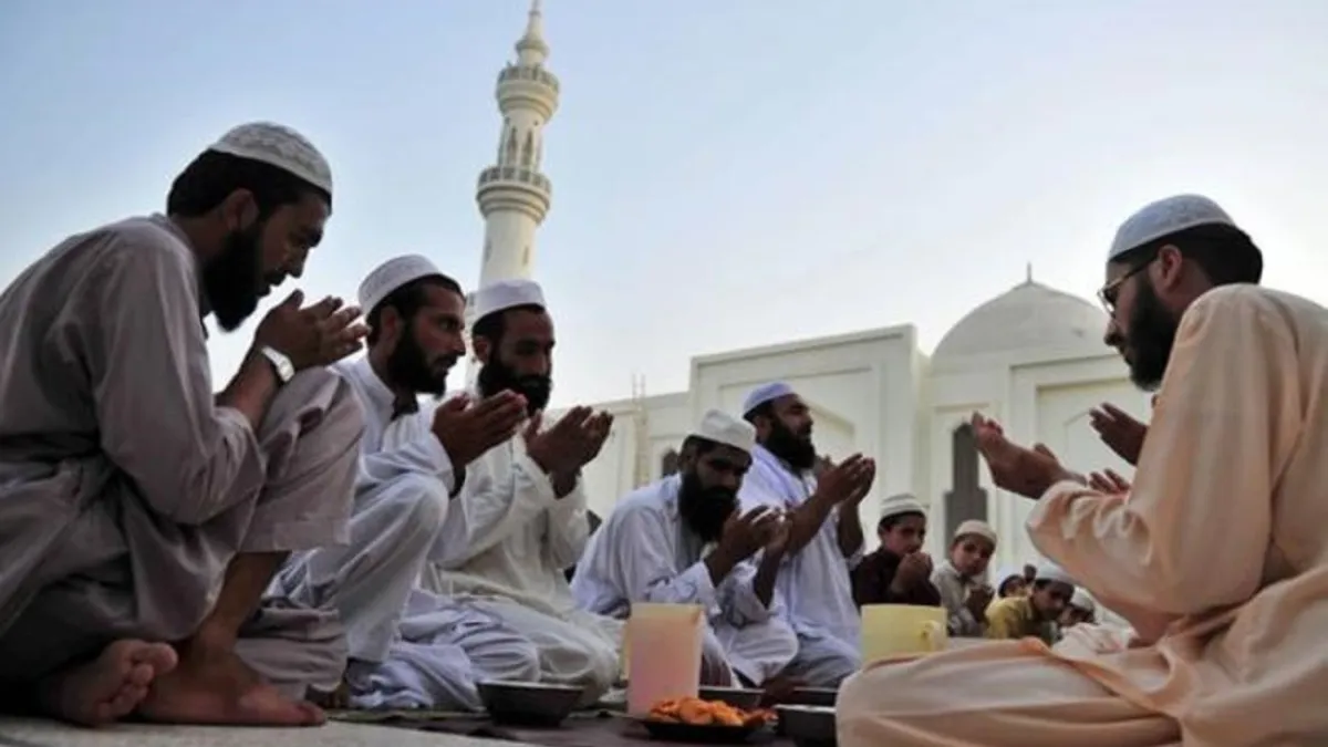 أصدر رجل دين باكستاني فتوى نادرة في بلاده، تسمح لبعض المسلمين بالإفطار خلال شهر رمضان بسبب موجة الحر التي ضربت البلاد وتسببت في مقتل 750 شخصًا.