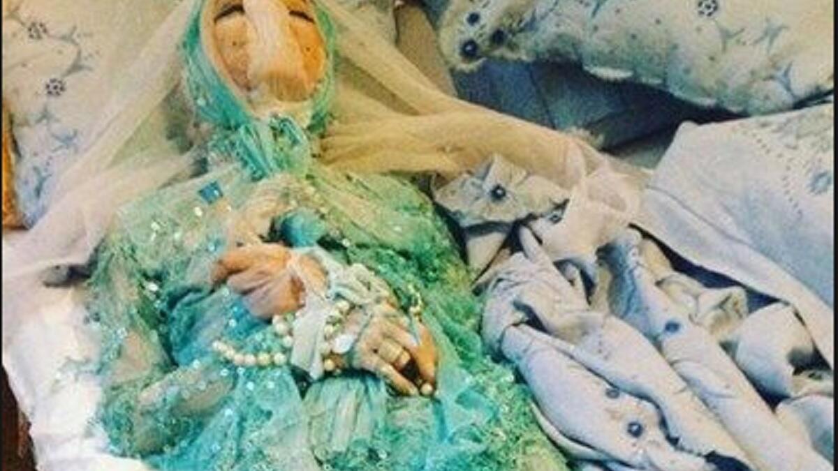 يبدو أن هوس الشهرة وإثارة الجدل قد وصل إلى أقصى حدوده لدى المونولوجست اللبناني باسم فغالي، الذي نعى أمه بفيديو سخيف يعلن فيه عدم مقدرته على حضور الجنازة والعزاء! وأستمر باسم بهذه التصرفات المشينة فنشر على حسابه الخاص بالانستغرام صورة لجثة والدته.