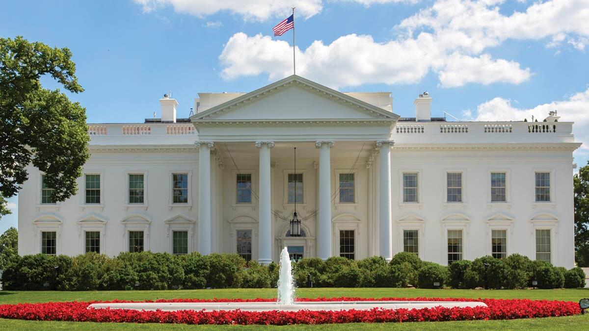 البيت الأبيض: يقع في الولايات المتحدة الأمريكية يعتبر أشهر القصور الرئاسية فى العالم، تحيط الحدائق بمجمع البيت الابيض من كل الجهات، وتحتوي على البحيرة الشمالية والبحيرة الجنوبية وحديقة الزهور.تم بناؤه على يد المعمارى الأيرلندي جيمس هوبان عام 1792.