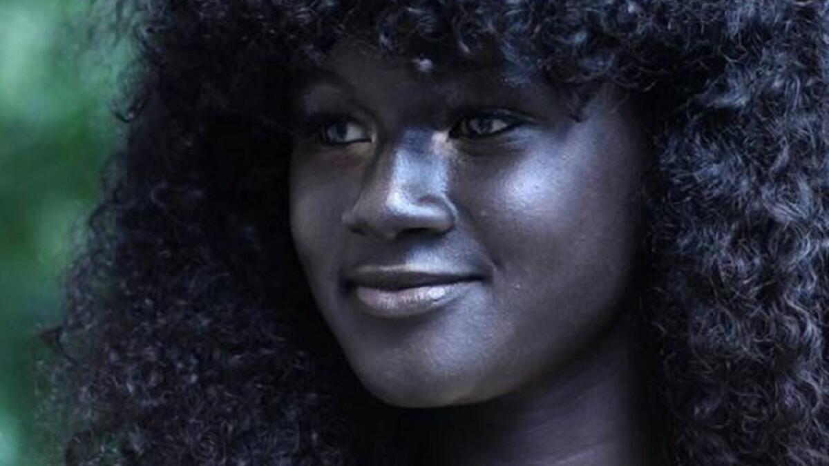 أطلقت ديوب على نفسها لقب " آلهة الميلانيين"  وذلك لشعورها بالفخر  اتجاه لون بشرتها  شديد السمرة.