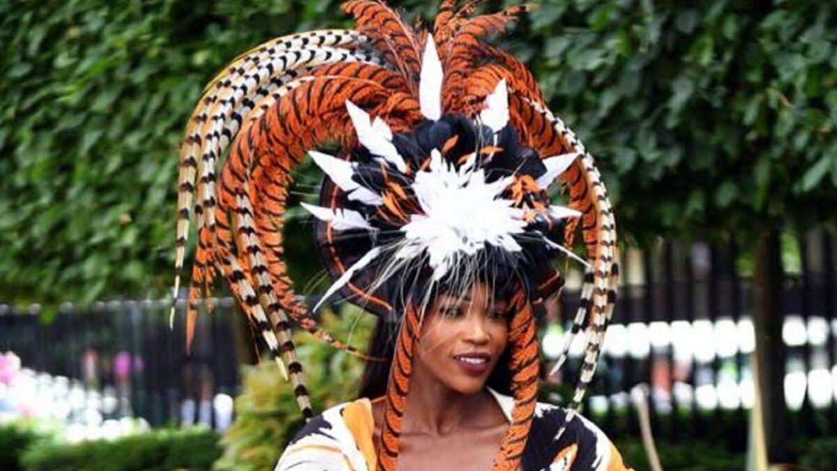 وردة متفرع منها ريش الطيور تتشابه مع رؤساء القبائل الأفريقية