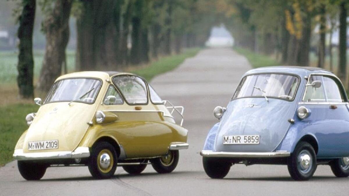 إيزيتا BMW: أطلق عليها اسم السيارة الفقاعة لأنها متناهية في الصغر، من تصميم إيطالي صنعت بترخيص في عدد من الدول، في عام 1955 أصبحت أول سيارة بالعالم من فئة الإنتاج الضخم يقتصر استهلاكها في الوقود على 3 لترات لكل مئة كيلومتر.