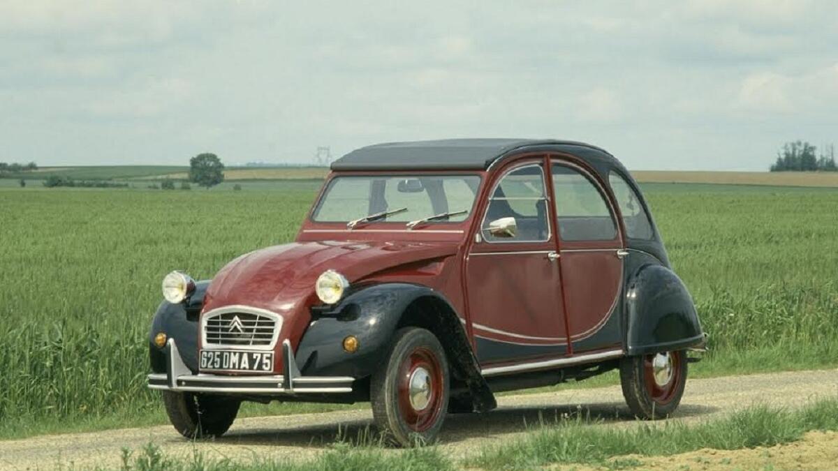 سيتروين 2CV: التي لم تكن قوة محركها تتجاوز الحصانين عند إطلاقها للمرة الأولى، لكنها أصبحت واحدة من الرموز الثقافية المعروفة في فرنسا وواحدة من أفضل السيارات مبيعا لفترة من الوقت.